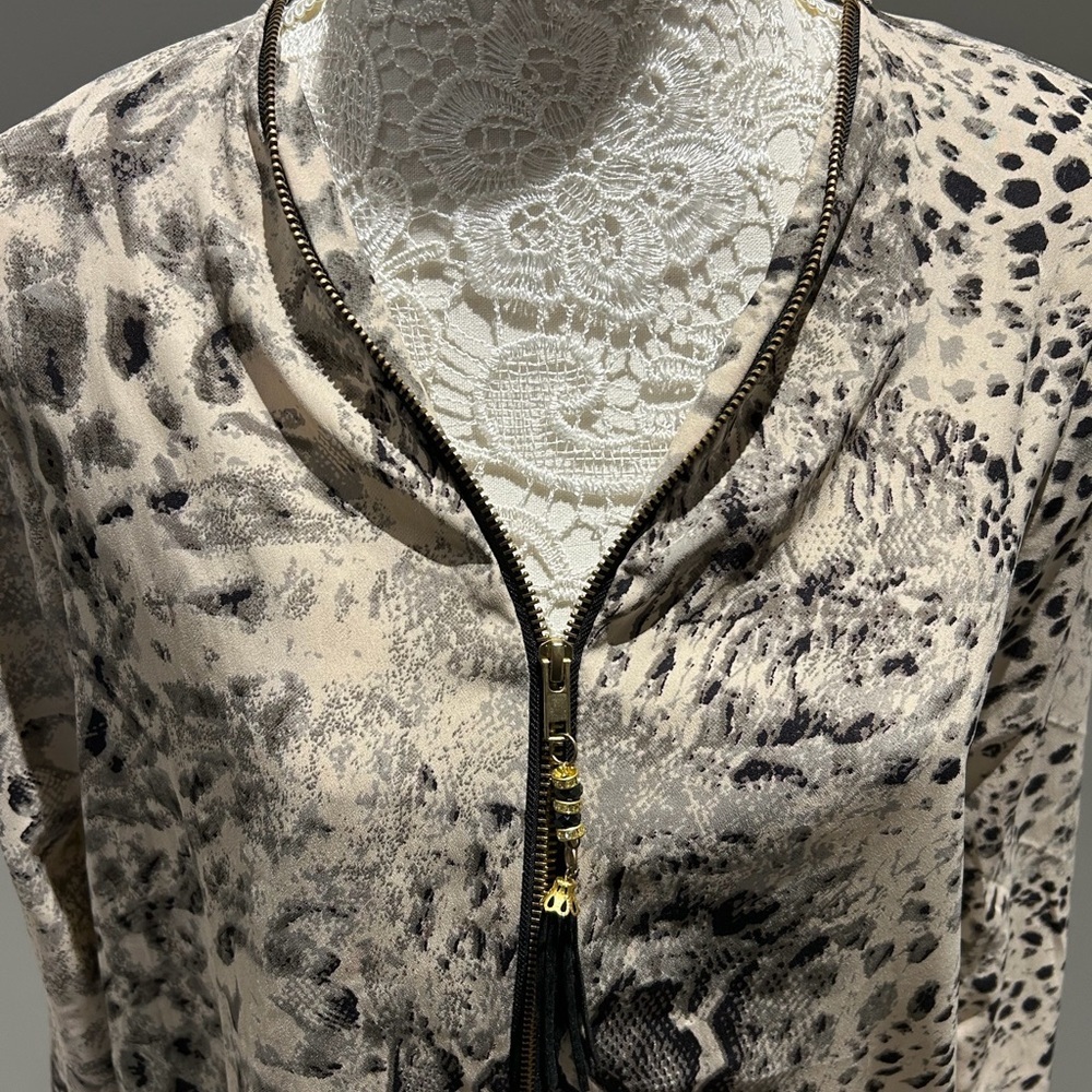 Leopard Print Women's Top with Zipper Detail - Picture 3 of 4